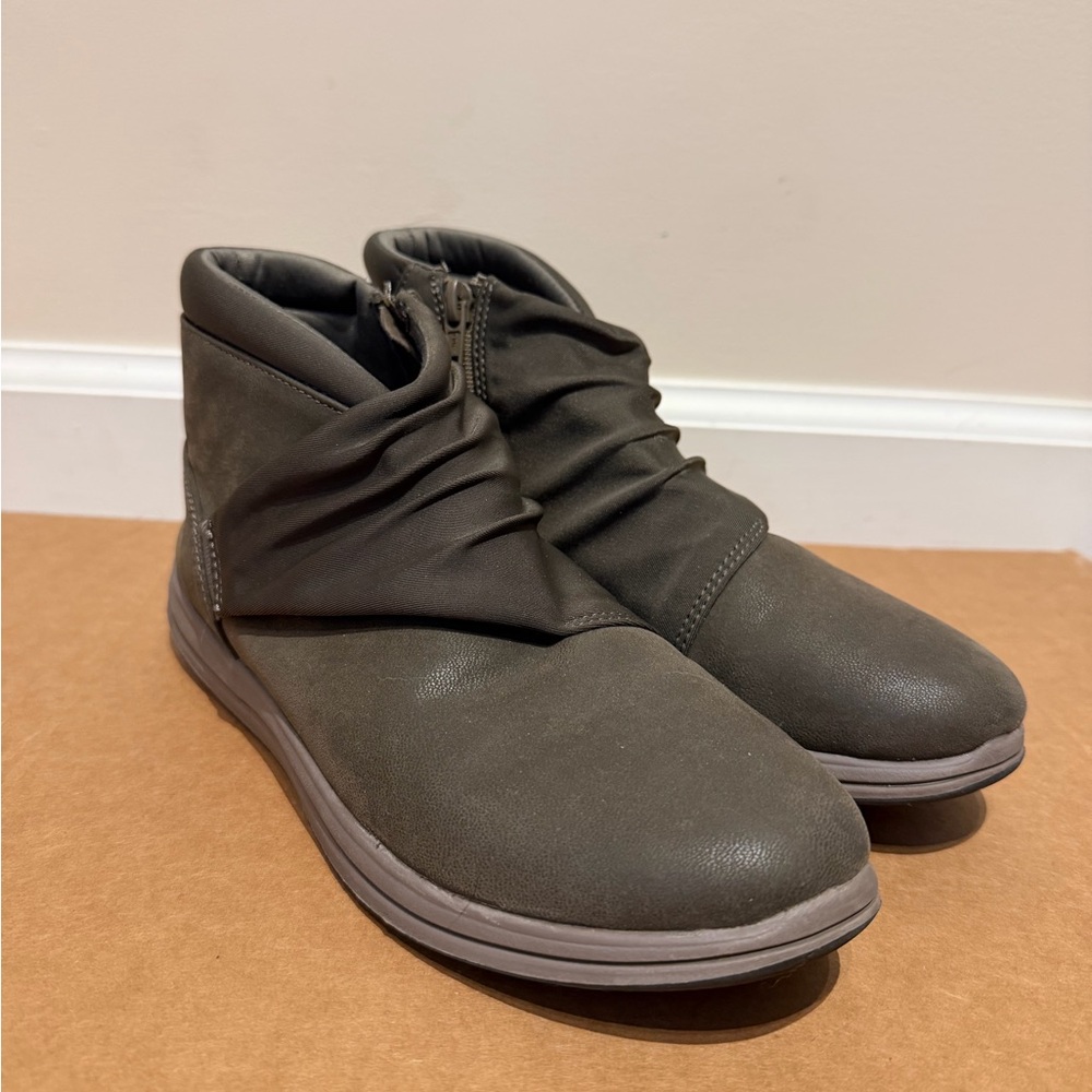 Clarks Cloudsteppers Breeze Dusk Dark Olive Ruched Ankle Boots Size 7.5